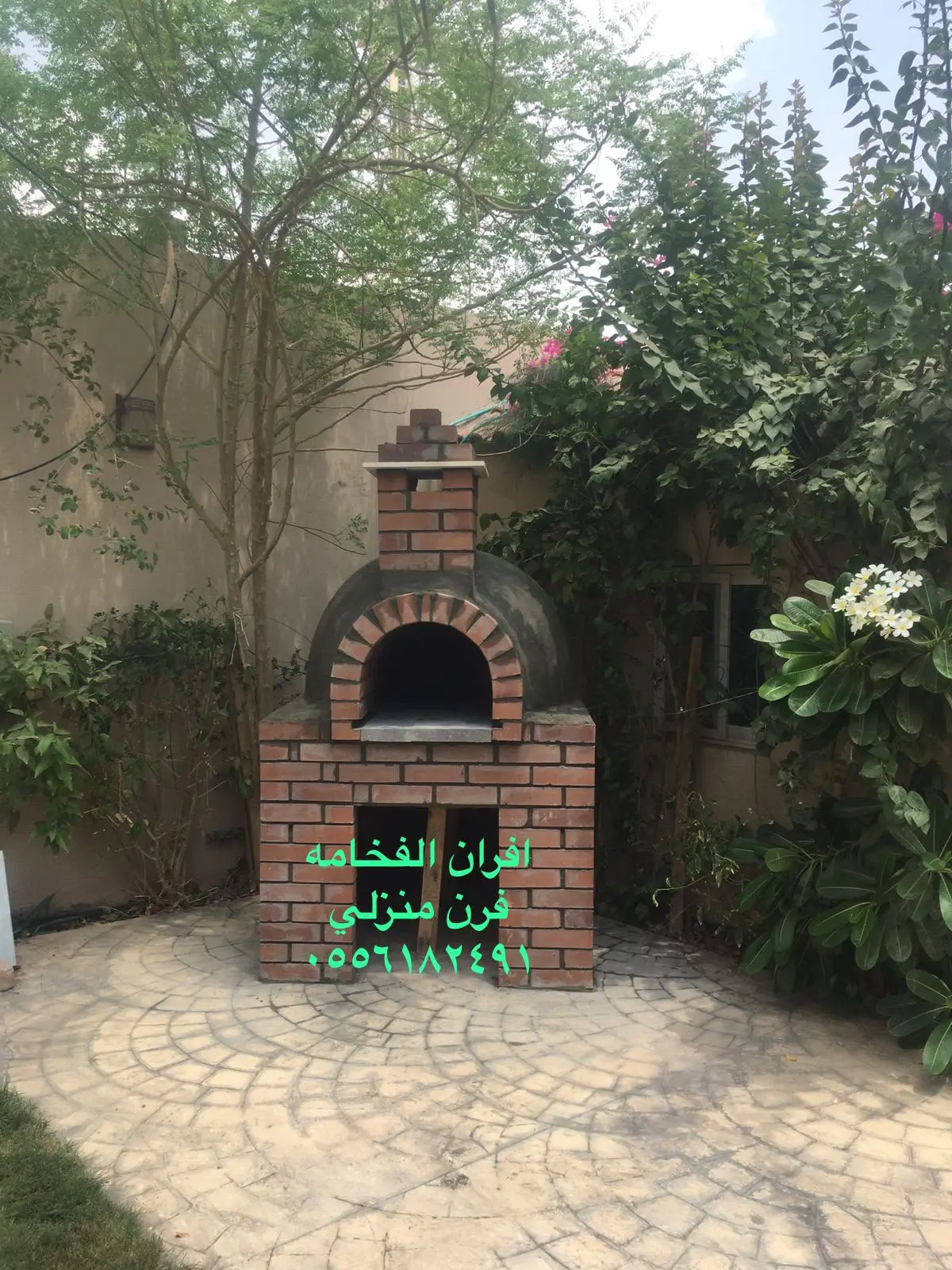 فرن حديقة بالطوب وسط الأشجار